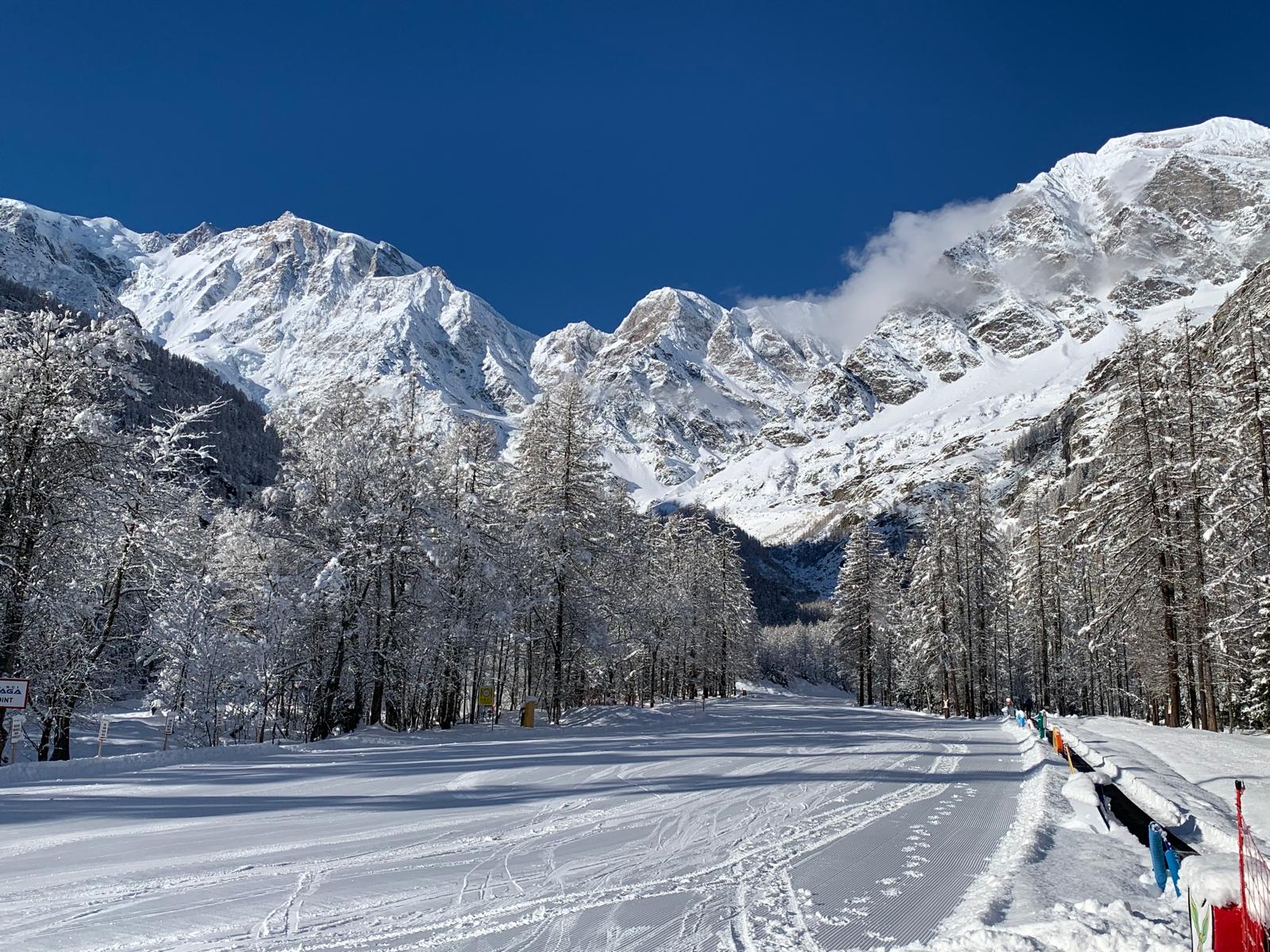 Vista delle montagne di Macugnaga, con cime maestose e paesaggi alpini verdi, tipici delle Alpi italiane.
