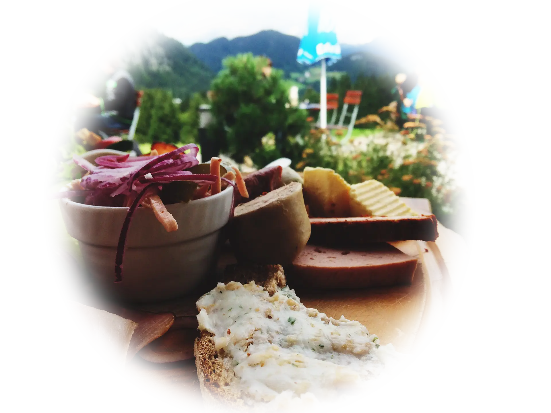 Dettaglio di un piatto con cibo servito su un tavolo in un café di Macugnaga, con atmosfera accogliente e vista alpina