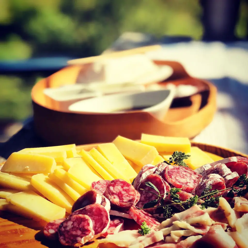 Dettaglio di un piatto con frutta fresca assortita su un tavolo, perfetto per una pausa rigenerante in montagna.