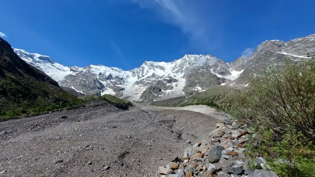 Panorama sul Ghiacciaio del Belvedere a Macugnaga, con maestose formazioni glaciali e vette alpine del Monte Rosa.