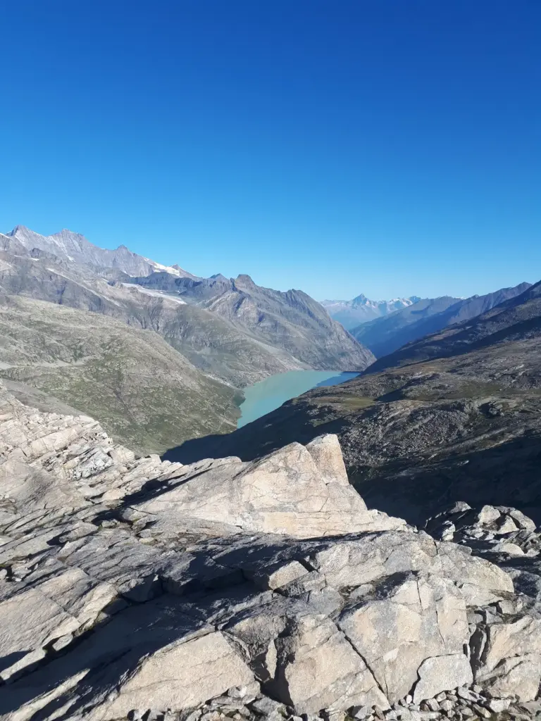 Sentiero di montagna al Passo del Monte Moro in estate, con vista sulle cime alpine e paesaggi naturali di Macugnaga, Monte Rosa.