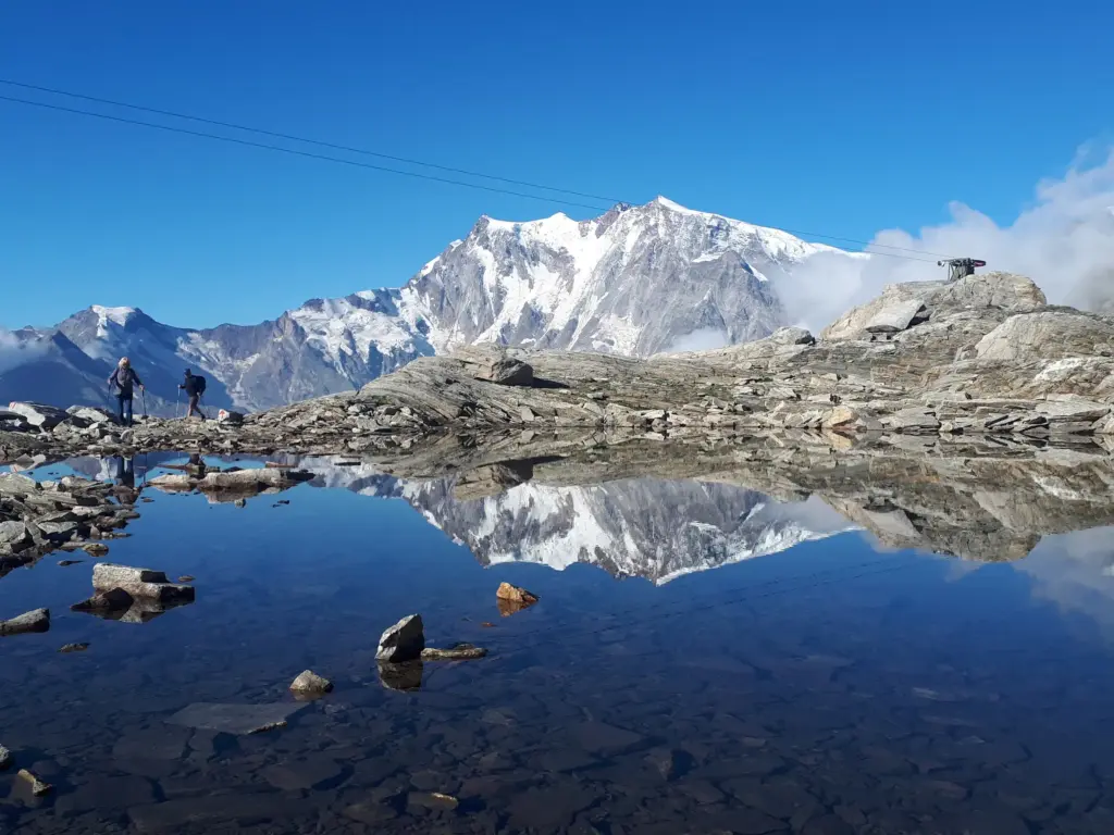 Vista panoramica del Passo del Monte Moro in estate, con paesaggi alpini e cielo limpido – Macugnaga, Monte Rosa.